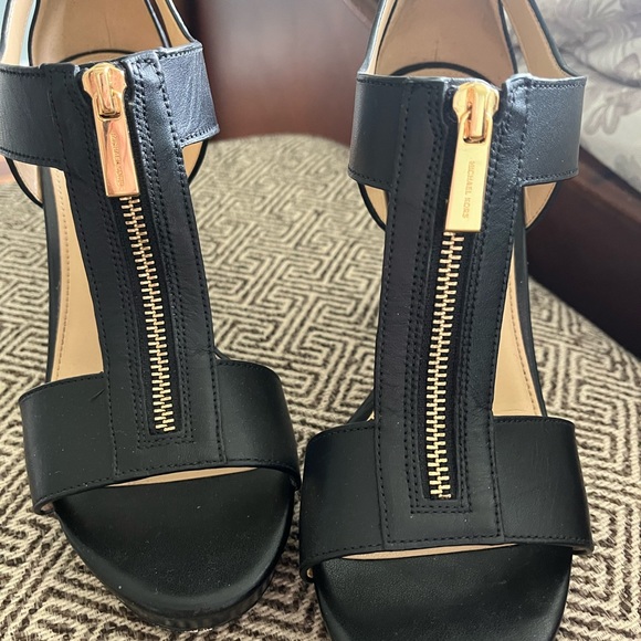 Micheal Kors heels - Picture 3 of 5